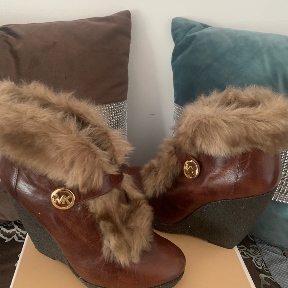 Women 10 leather and faux fur ankle boots